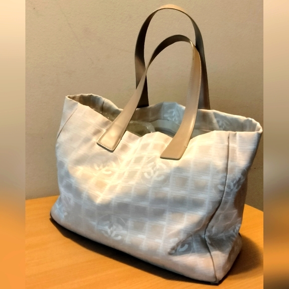 CHANEL Travel Ligne Tote - Picture 3 of 16